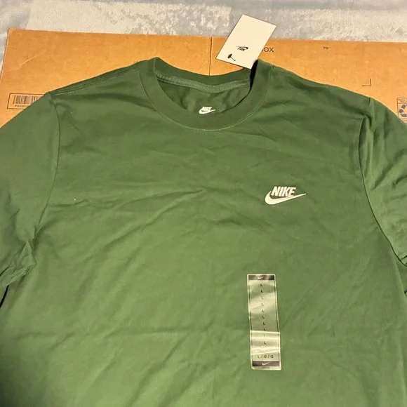 Nike Men's Green Short Sleeve Tee large New with tags - Picture 2 of 5